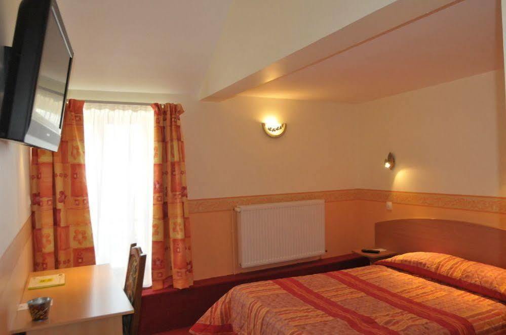 Logis Hotel Le Val De Vence Launois-sur-Vence Kültér fotó